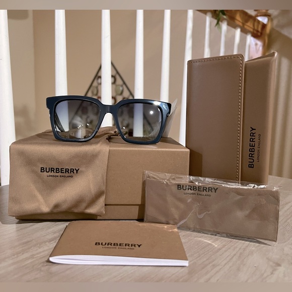 ❌SOLD❌ NIB Burberry Sunglasses For Women - Picture 1 of 9